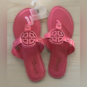 Cute Medallion Salmon Pink Thong sandals Makes any outfit look stylish SZ 9, NWT